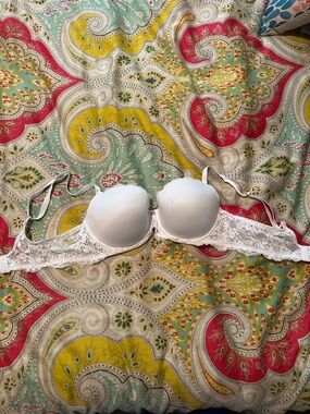 Victoria's Secret White Lace Underwire Bra with Smooth Cups